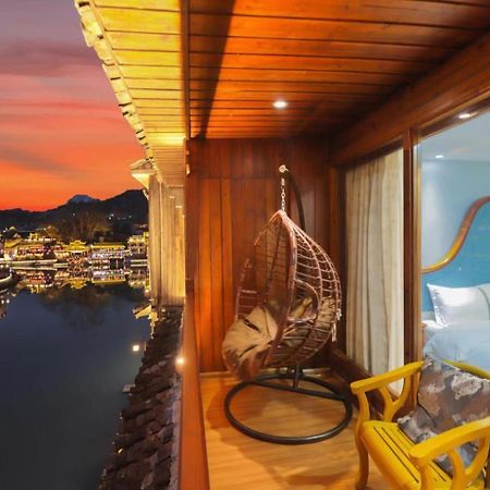 Fenghuang Ancient Town Lazy Cat Riverside Inn ภายนอก รูปภาพ