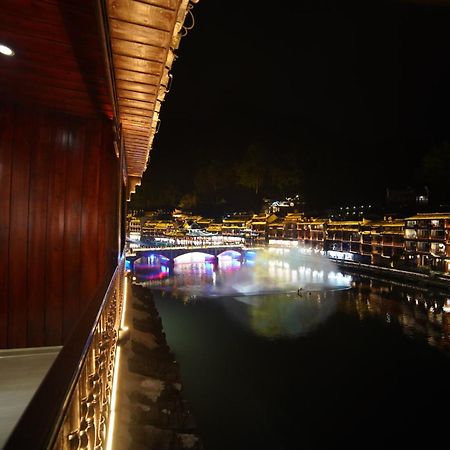 Fenghuang Ancient Town Lazy Cat Riverside Inn ภายนอก รูปภาพ