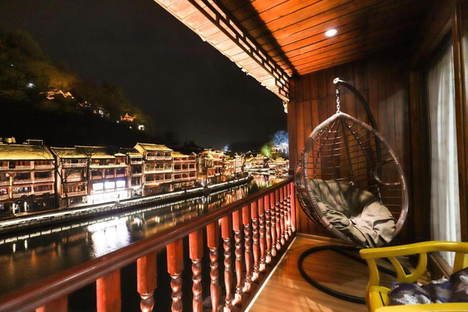 Fenghuang Ancient Town Lazy Cat Riverside Inn ภายนอก รูปภาพ