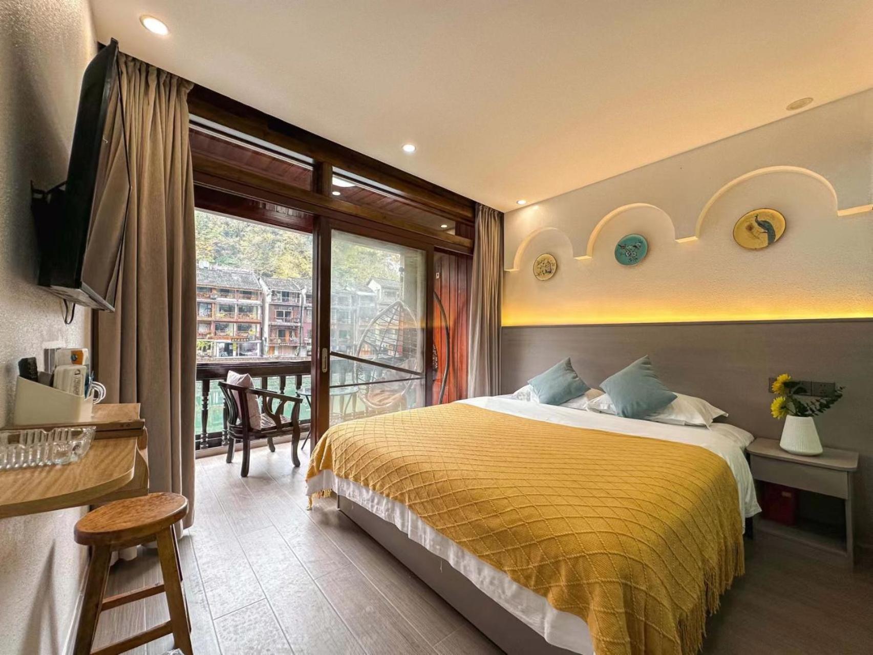 Fenghuang Ancient Town Lazy Cat Riverside Inn ภายนอก รูปภาพ