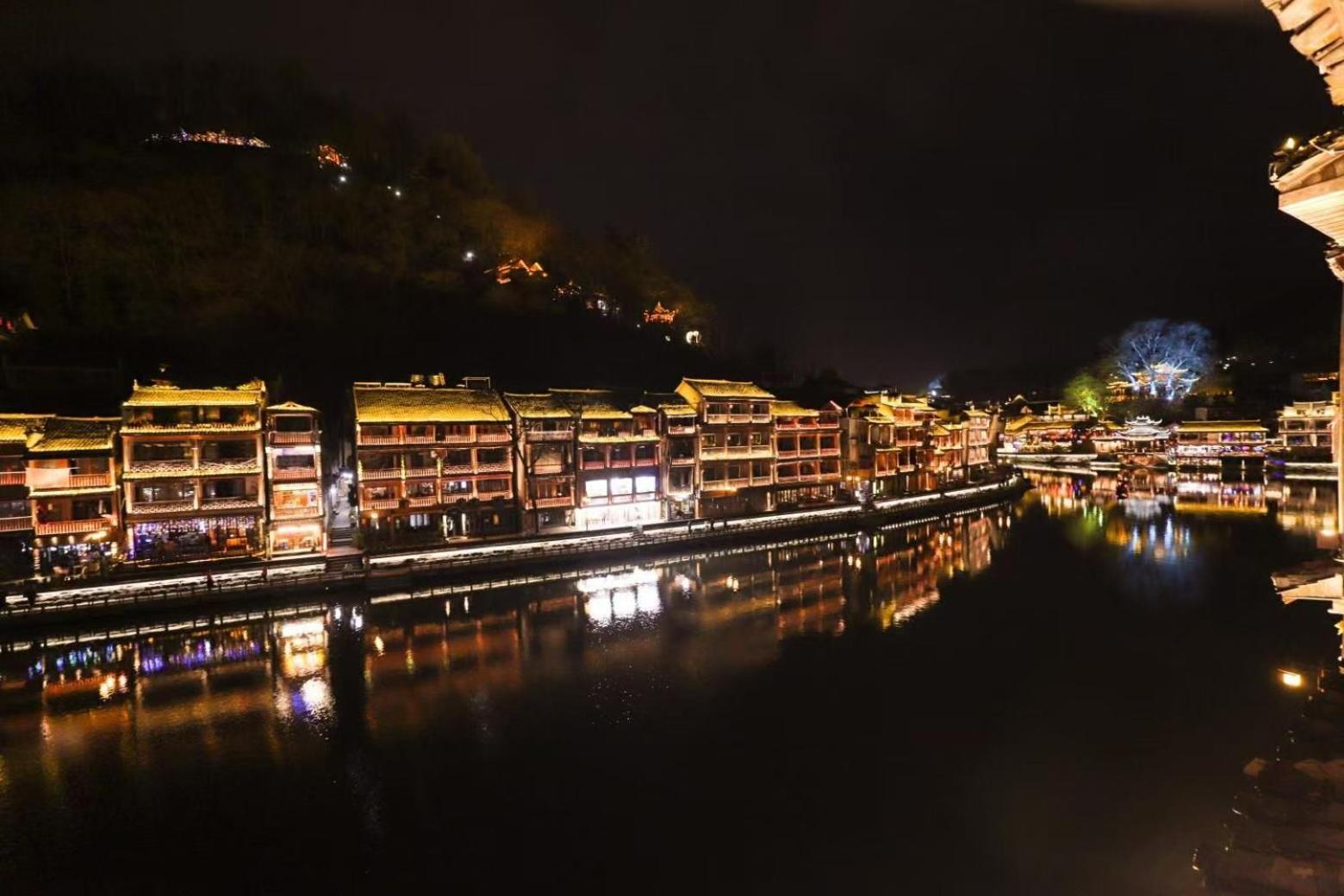 Fenghuang Ancient Town Lazy Cat Riverside Inn ภายนอก รูปภาพ
