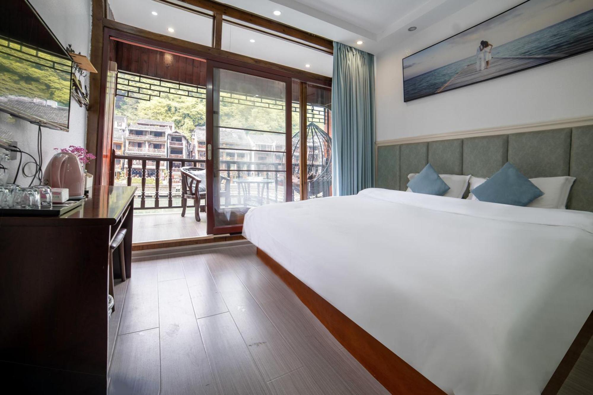 Fenghuang Ancient Town Lazy Cat Riverside Inn ภายนอก รูปภาพ