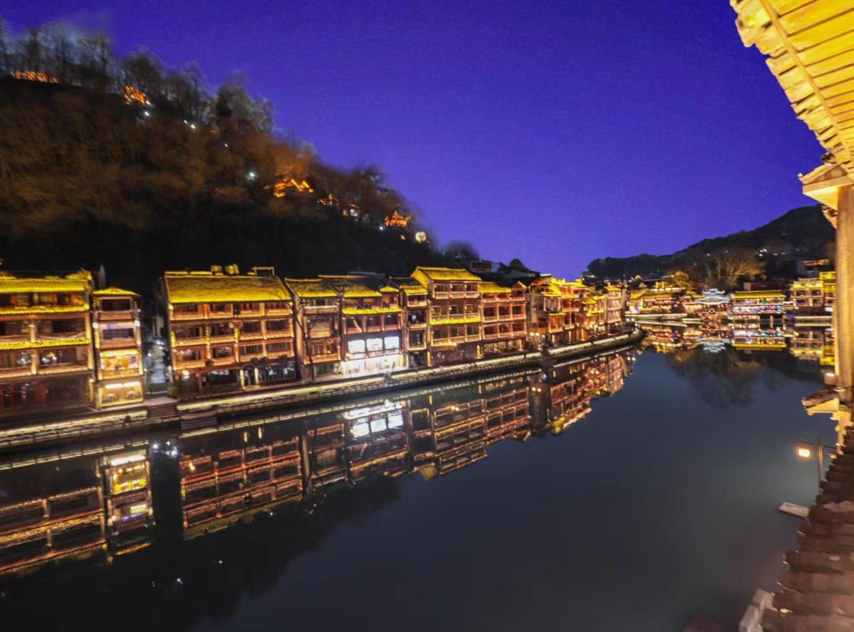 Fenghuang Ancient Town Lazy Cat Riverside Inn ภายนอก รูปภาพ