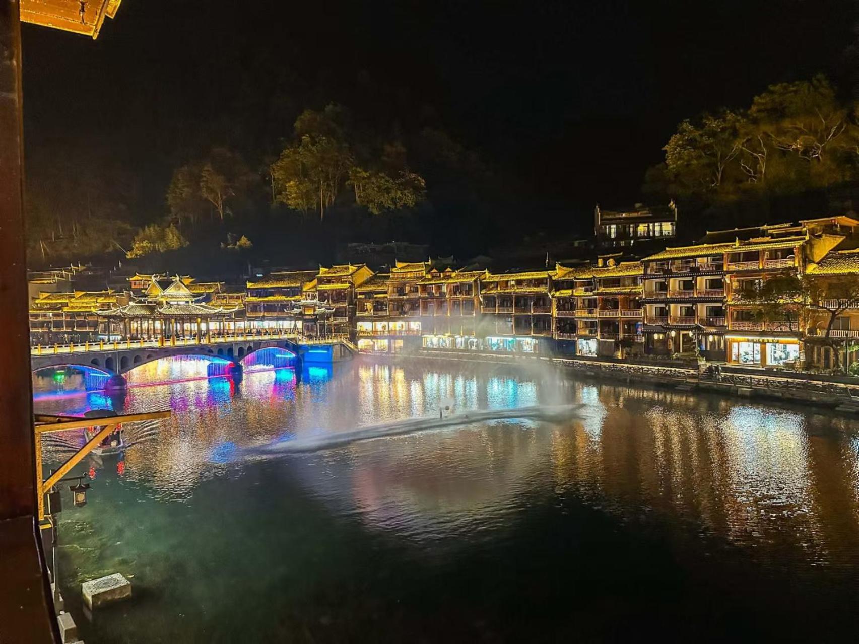 Fenghuang Ancient Town Lazy Cat Riverside Inn ภายนอก รูปภาพ