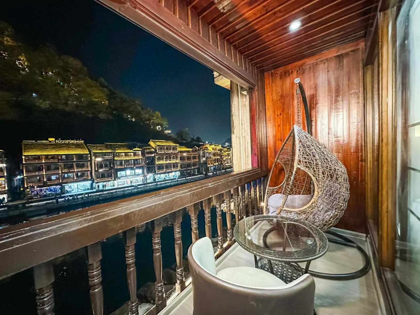 Fenghuang Ancient Town Lazy Cat Riverside Inn ภายนอก รูปภาพ