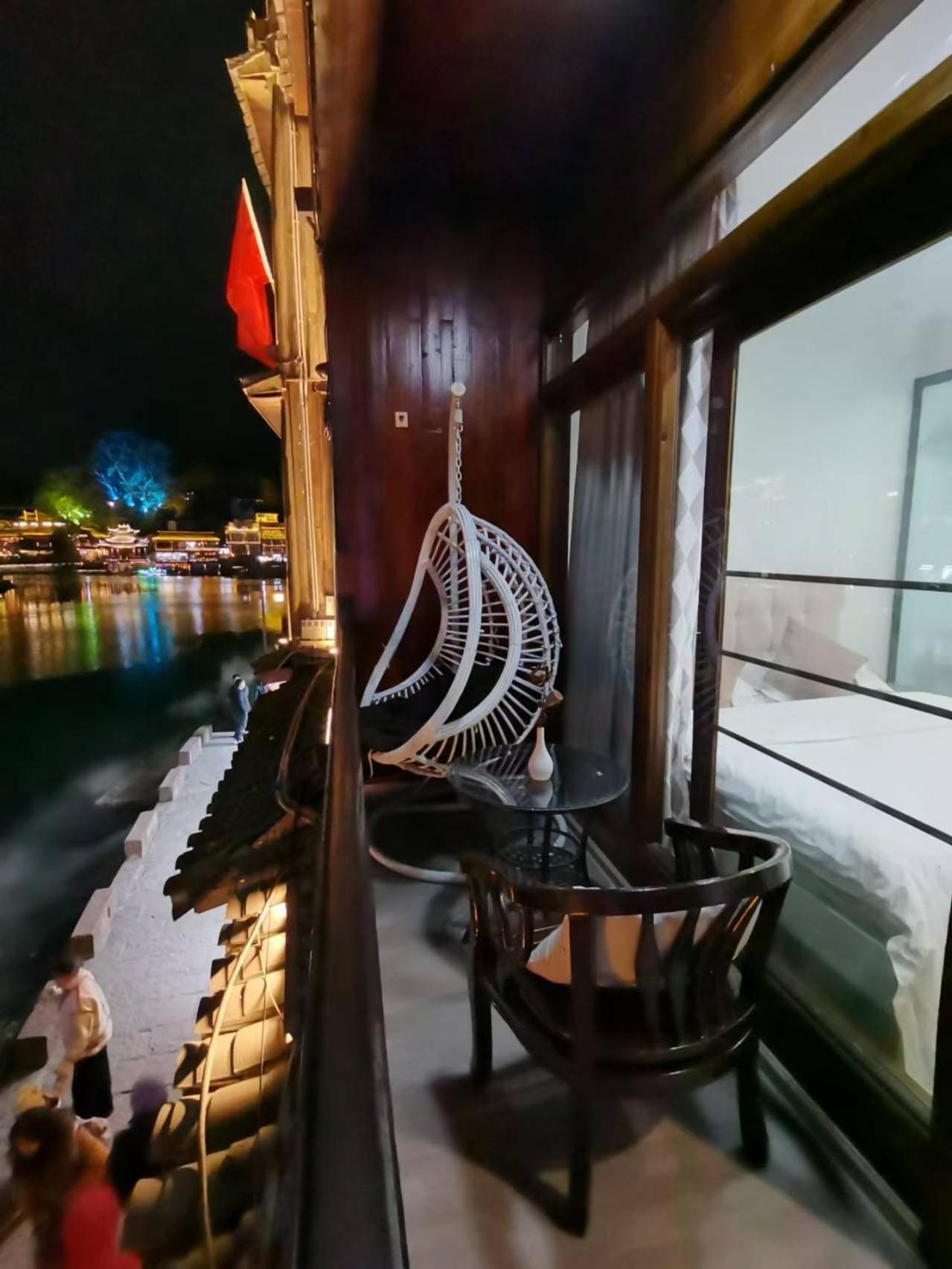 Fenghuang Ancient Town Lazy Cat Riverside Inn ภายนอก รูปภาพ
