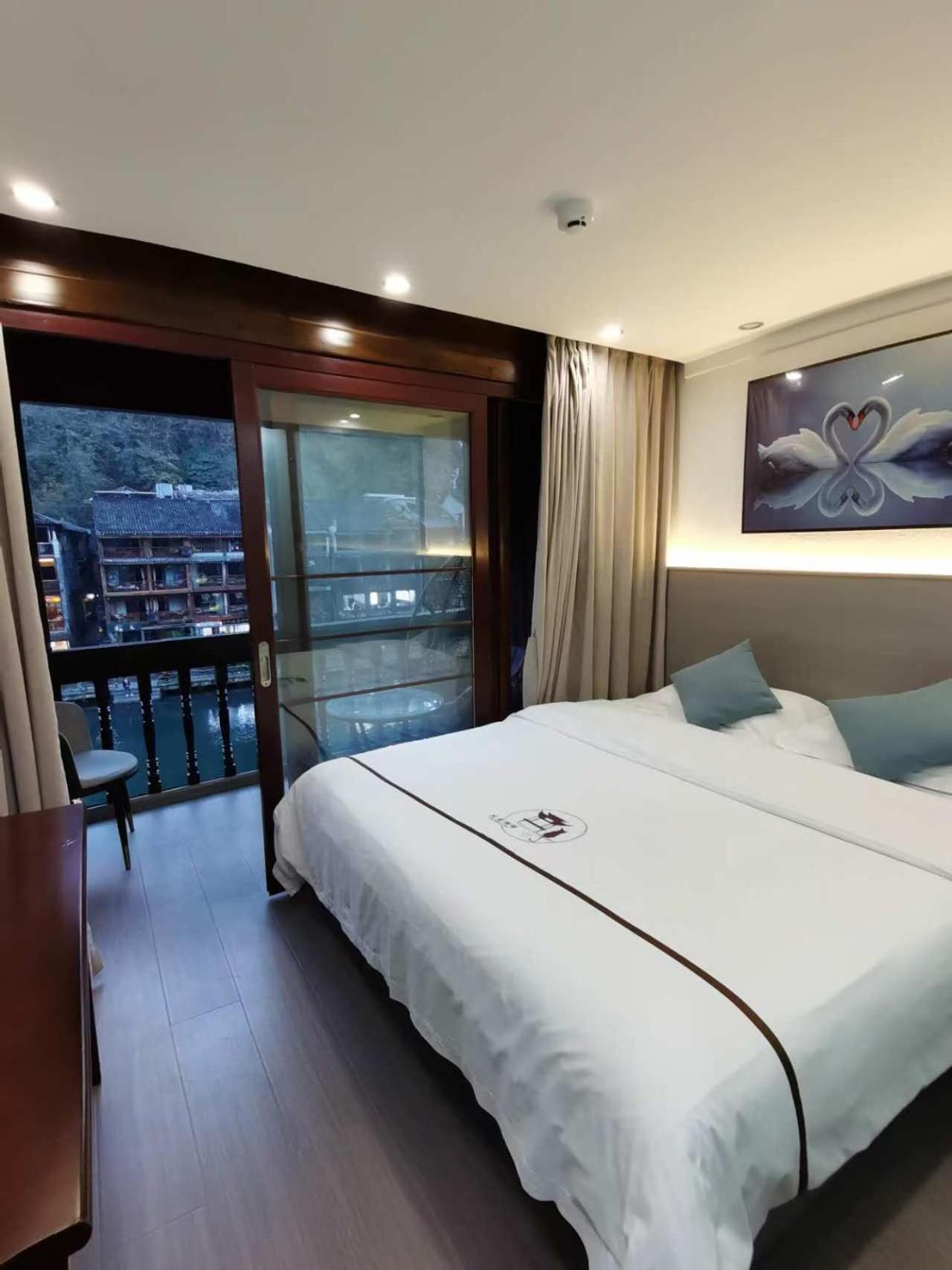Fenghuang Ancient Town Lazy Cat Riverside Inn ภายนอก รูปภาพ