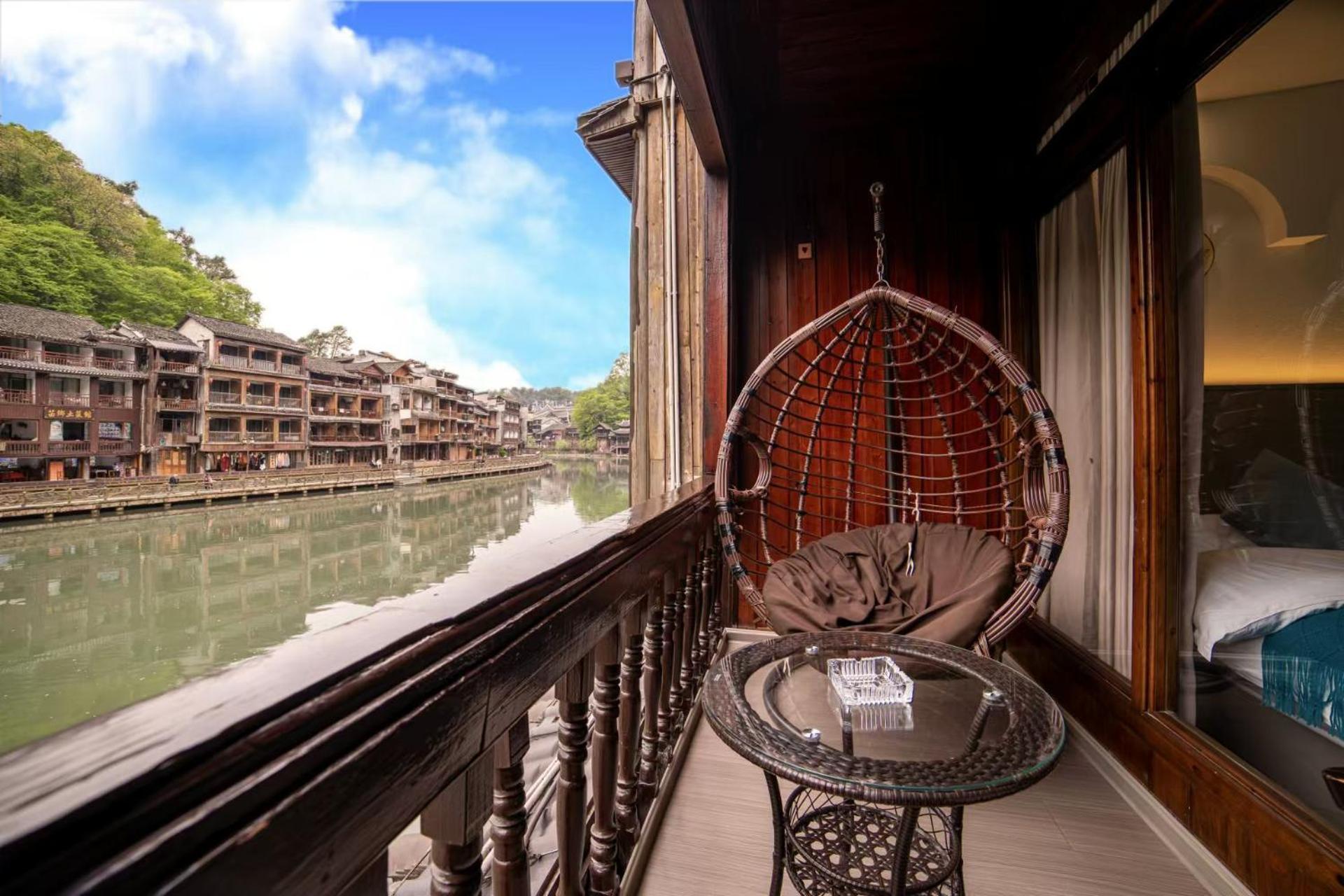 Fenghuang Ancient Town Lazy Cat Riverside Inn ภายนอก รูปภาพ