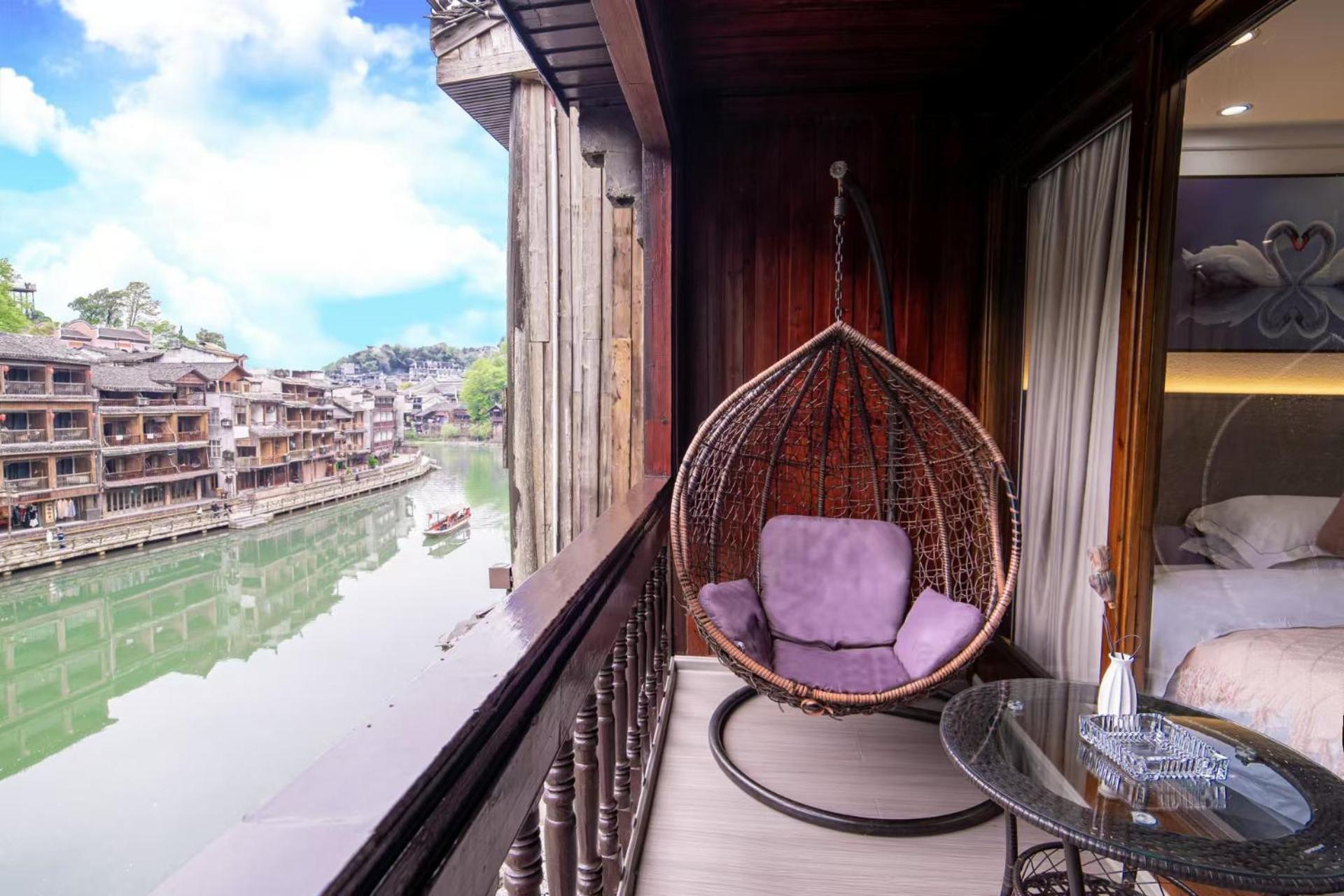 Fenghuang Ancient Town Lazy Cat Riverside Inn ภายนอก รูปภาพ