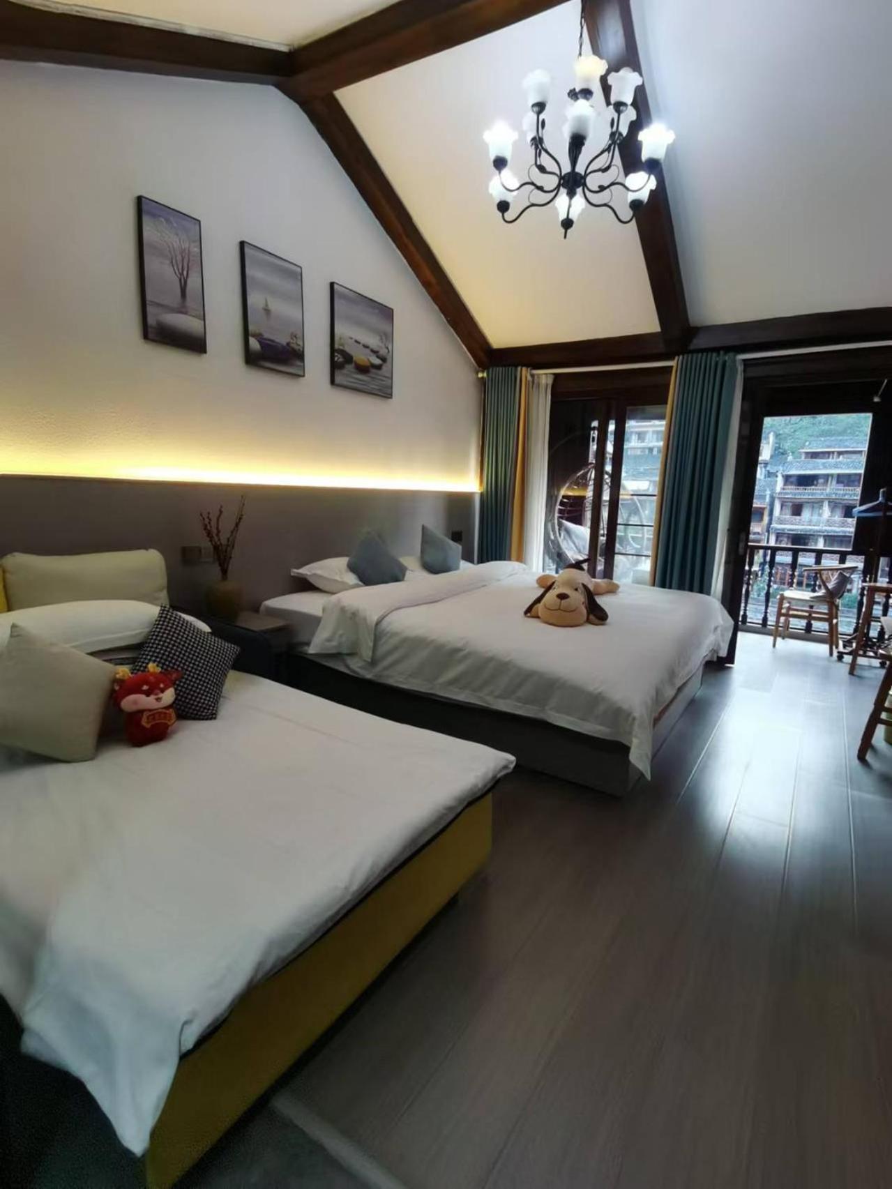 Fenghuang Ancient Town Lazy Cat Riverside Inn ภายนอก รูปภาพ