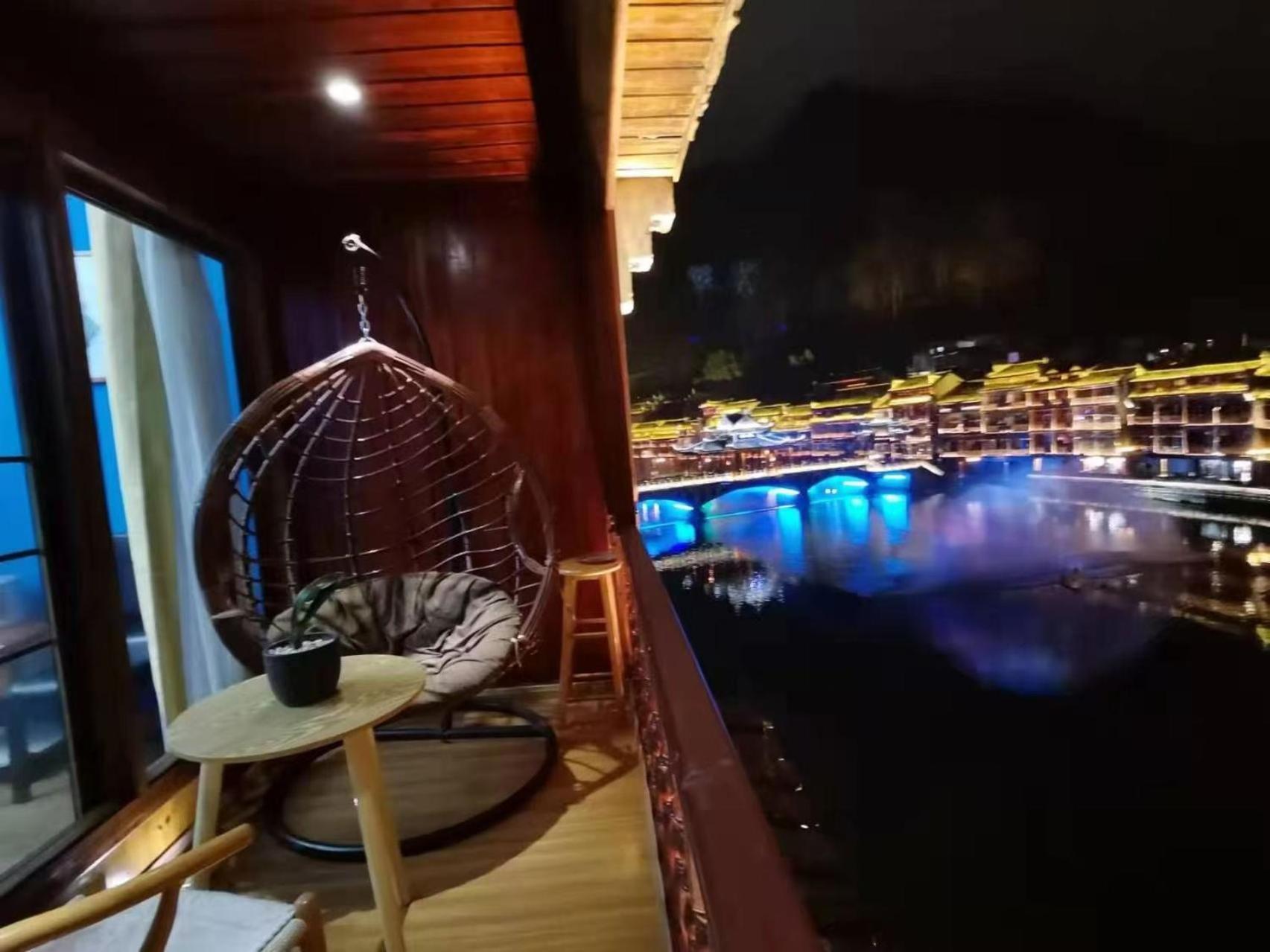 Fenghuang Ancient Town Lazy Cat Riverside Inn ภายนอก รูปภาพ
