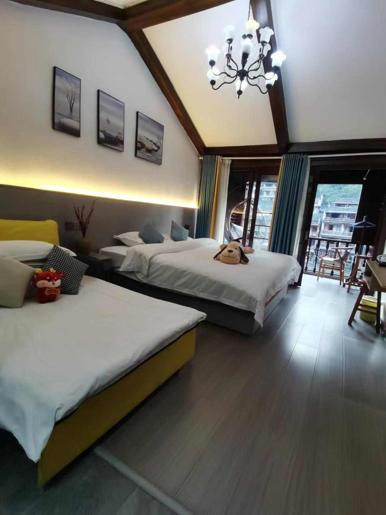 Fenghuang Ancient Town Lazy Cat Riverside Inn ภายนอก รูปภาพ