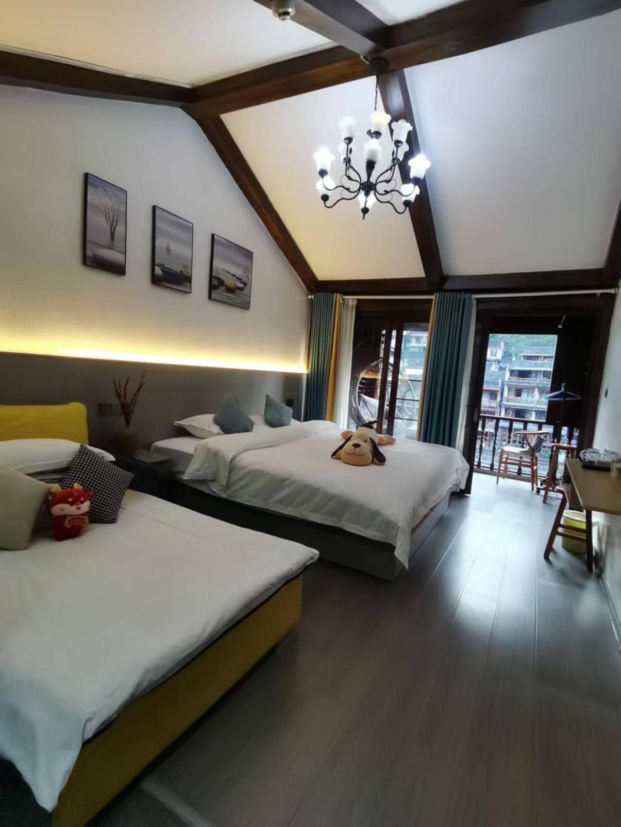 Fenghuang Ancient Town Lazy Cat Riverside Inn ภายนอก รูปภาพ